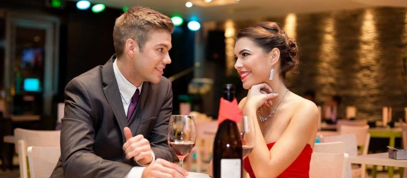 Νεαρή βγαίνει μόνο με πλούσιους ηλικιωμένους άνδρες αλλά με έναν όρο - Δεν φαντάζεστε ποιος είναι